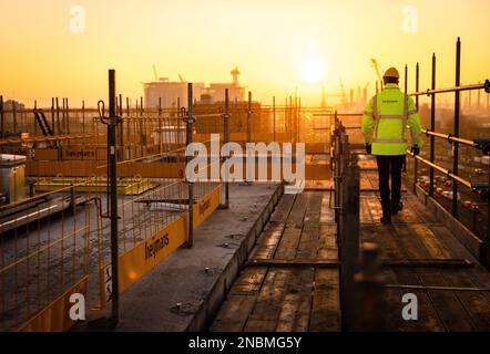 VLAARDINGEN - Bauarbeiter im neuen Bauprojekt Park Vijfsluizen der Baugesellschaft Heijmans. ANP JEFFREY GROENEWEG niederlande raus - belgien raus Stockfoto