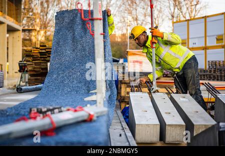 VLAARDINGEN - Bauarbeiter im neuen Bauprojekt Park Vijfsluizen der Baugesellschaft Heijmans. ANP JEFFREY GROENEWEG niederlande raus - belgien raus Stockfoto