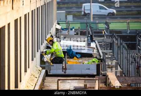 VLAARDINGEN - Bauarbeiter im neuen Bauprojekt Park Vijfsluizen der Baugesellschaft Heijmans. ANP JEFFREY GROENEWEG niederlande raus - belgien raus Stockfoto