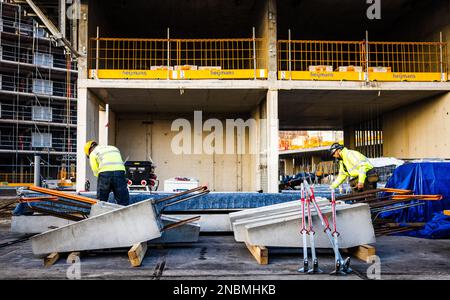 VLAARDINGEN - Bauarbeiter im neuen Bauprojekt Park Vijfsluizen der Baugesellschaft Heijmans. ANP JEFFREY GROENEWEG niederlande raus - belgien raus Stockfoto