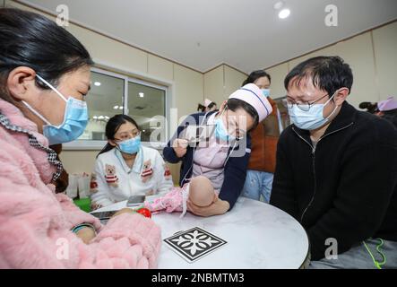 HUAI'AN, CHINA - 14. FEBRUAR 2023 - Eine Krankenschwester unterrichtet neue Eltern über gesunden Menschenverstand und Fähigkeiten bei der Erziehung eines Babys in Huai 'an, Provinz Jiangsu, China, F. Stockfoto