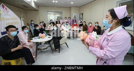 HUAI'AN, CHINA - 14. FEBRUAR 2023 - Eine Krankenschwester unterrichtet neue Eltern über gesunden Menschenverstand und Fähigkeiten bei der Erziehung eines Babys in Huai 'an, Provinz Jiangsu, China, F. Stockfoto