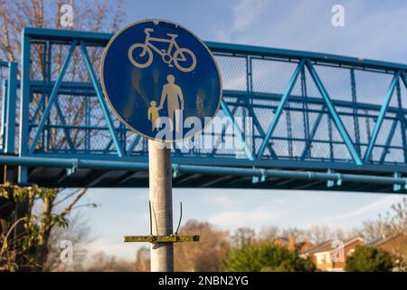 Schild, das einen gemeinsamen Radweg und einen Fußgängerweg darstellt Stockfoto