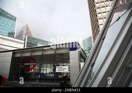 London/UK-25. Februar 2020: Eintritt zur U-Bahn-Station „Victoria“ in der Innenstadt von London Stockfoto