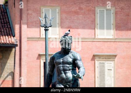 Der Neptunbrunnen, teilweise gefangen; dieser monumentale Bürgerbrunnen ist Bolognas berühmtestes Wahrzeichen zusammen mit den zwei Türmen. Stockfoto