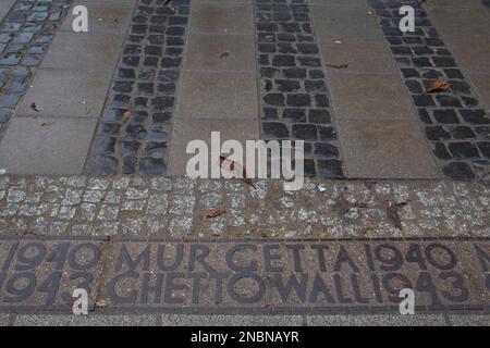 Die Grenzmarkierungen des Warschauer Ghettos - Gedenkschilder und Grenzlinien - kennzeichnen den maximalen Umfang des ehemaligen Ghettos Warschau, Polen Stockfoto