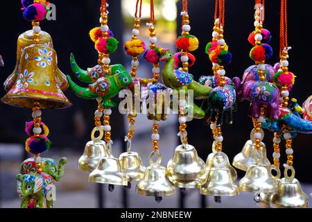 Pune, Indien, Handwerksartikel mit selektivem Fokus, Textil- und Holz- und Tonwaren mit traditionellem Design zum Verkauf auf dem indischen Markt. Stockfoto