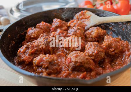 Fleischbällchen mit Tomatensoße in einer Gusseisenpfanne Stockfoto
