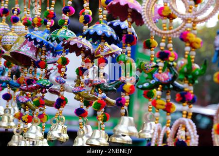 Pune, Indien, Handwerksartikel mit selektivem Fokus, Textil- und Holz- und Tonwaren mit traditionellem Design zum Verkauf auf dem indischen Markt. Stockfoto