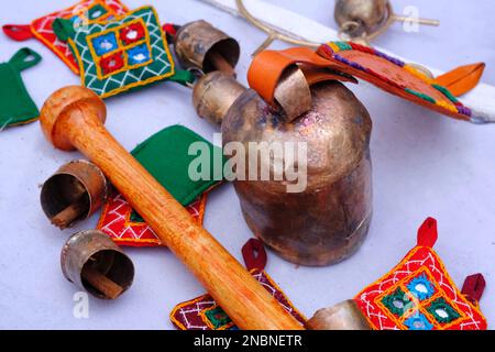 Pune, Indien, Handwerksartikel mit selektivem Fokus, Textil- und Holz- und Tonwaren mit traditionellem Design zum Verkauf auf dem indischen Markt. Stockfoto