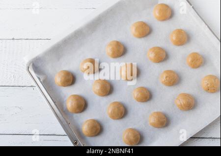 Rohe Kekse auf einem Backblech. - Ungebackene Lebkekse Stockfoto