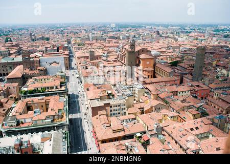 Bologna, die Stadt in Italien, bekannt für ihre roten Ziegeldächer im spanischen Stil, mittelalterliche Verteidigungstürme und die Heimat der ältesten Universität aus der Vogelperspektive. Stockfoto