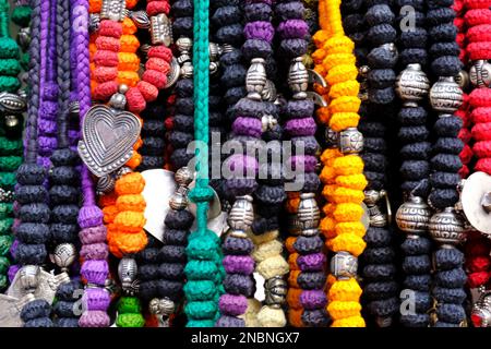 Traditioneller indischer Schmuck, ausgestellt in einem Straßenladen zum Verkauf in Pune, Maharashtra. Indische Kunst, indischer künstlicher Designer-Schmuck. Stockfoto