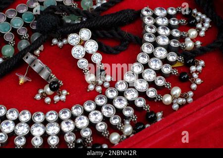 Traditioneller indischer Schmuck, ausgestellt in einem Straßenladen zum Verkauf in Pune, Maharashtra. Indische Kunst, indischer künstlicher Designer-Schmuck. Stockfoto