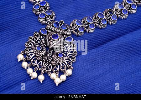 Traditioneller indischer Schmuck, ausgestellt in einem Straßenladen zum Verkauf in Pune, Maharashtra. Indische Kunst, indischer künstlicher Designer-Schmuck. Stockfoto