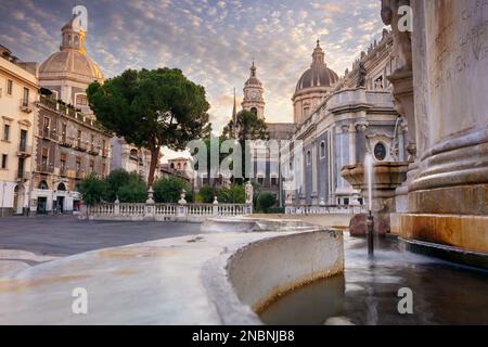 Catania, Sizilien, Italien. Stadtbild des Domplatzes in Catania, Sizilien, mit der Kathedrale der Heiligen Agatha bei Sonnenaufgang. Stockfoto