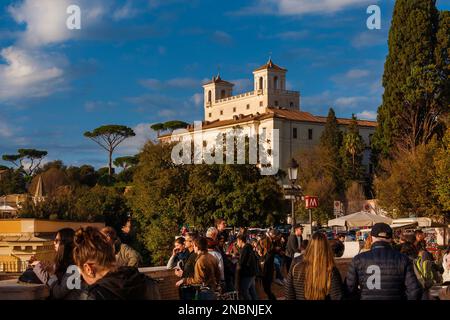 Blick auf die Villa Medici auf dem Pincian-Hügel von der Panoramaterrasse der Spanischen Treppe, die heute die französische Akademie in Rom ist Stockfoto