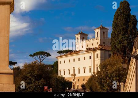 Blick auf die Villa Medici auf dem Pincian-Hügel von der Spanischen Treppe, die heute die französische Akademie in Rom ist Stockfoto