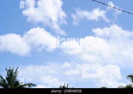 Eine Sammlung weißer Wolken im blauen und hellen Himmel Stockfoto