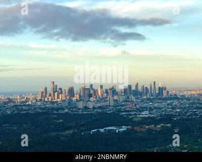 Ein Luftblick auf das Stadtbild von Melbourne, umgeben von Gebäuden Stockfoto