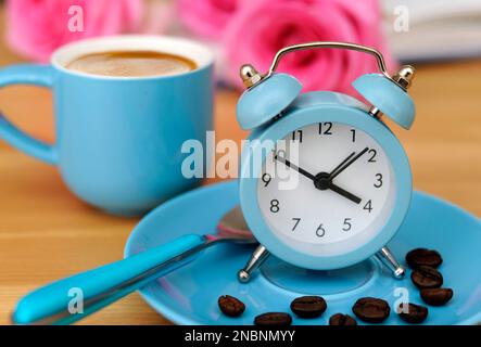 Wecker und Kaffeetasse, Konzept „Zeit für Kaffee“ Stockfoto
