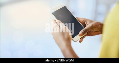 Hände, Telefon und Bildschirm auf dem Modell für Werbung, Marketing oder mobile App in Kommunikation oder Networking. Hand der Person, die das Smartphone hält Stockfoto
