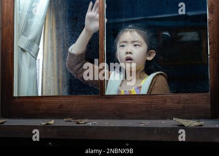 KRISTEN CUI IN KNOCK AT THE CABIN (2023), REGIE M. NIGHT SHYAMALAN. Kredit: UNIVERSELLE BILDER/Album Stockfoto