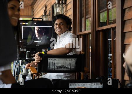 M. NIGHT SHYAMALAN IN KNOCK AT THE CABIN (2023), REGIE M. NIGHT SHYAMALAN. Kredit: UNIVERSELLE BILDER/Album Stockfoto