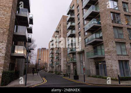 London, Großbritannien. 16. Januar 2023. Upton Gardens auf dem Gelände des ehemaligen West Ham United Stadions im Upton Park. Upton Gardens ist ein Mixed-Use-Gebäude mit 842 neuen Wohnungen, darunter 25 % erschwingliche Wohnungen, die von der Wohnungsbaugesellschaft des Newham Council geliefert werden. Kredit: Mark Kerrison/Alamy Live News Stockfoto