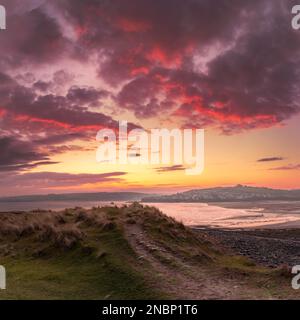 Dienstag, 14. Februar 2023 - Valentinstag Sonnenaufgang über dem Northam Burrows Country Park in der Nähe von Appledore in North Devon, ein Gebiet von herausragender natürlicher Schönheit, zu dieser Jahreszeit sind die Nester Heimat von Tausenden überwinterenden Wildvögeln. Kredit: Terry Mathews/Alamy Live News Stockfoto