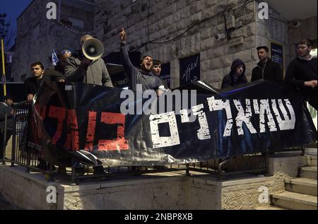 JERUSALEM, ISRAEL - FEBRUAR 13: Pro-Netanjahu-Konterprotestierende halten ein Banner, auf dem steht "Linke sind Verräter" und singen "Verräter", während sie sich gegen regierungsfeindliche Demonstranten stellen, die gegen Israels neuen Plan des Justizsystems in der Nähe des Privathauses von Ministerpräsident Benjamin Netanjahu demonstrieren, nachdem sie an einer Massendemonstration vor dem israelischen parlament (Knesset) am 13. Februar 2023 teilgenommen haben, In Jerusalem, Israel. Kredit: Eddie Gerald/Alamy Live News Stockfoto