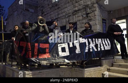 JERUSALEM, ISRAEL - FEBRUAR 13: Pro-Netanjahu-Konterprotestierende halten ein Banner, auf dem steht "Linke sind Verräter" und singen "Verräter", während sie sich gegen regierungsfeindliche Demonstranten stellen, die gegen Israels neuen Plan des Justizsystems in der Nähe des Privathauses von Ministerpräsident Benjamin Netanjahu demonstrieren, nachdem sie an einer Massendemonstration vor dem israelischen parlament (Knesset) am 13. Februar 2023 teilgenommen haben, In Jerusalem, Israel. Kredit: Eddie Gerald/Alamy Live News Stockfoto