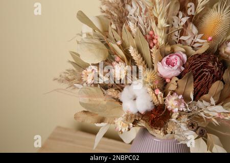 Wunderschöner, getrockneter Blumenstrauß in Vase auf dem Tisch, Nahaufnahme Stockfoto