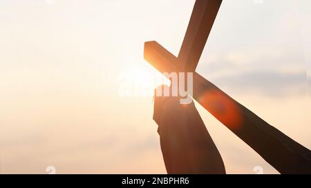 Golgotha Hügel Roter Himmel und helles Licht Jesus trägt das Kreuz des Leidens symbolisiert Tod, Opfer und Auferstehung Stockfoto