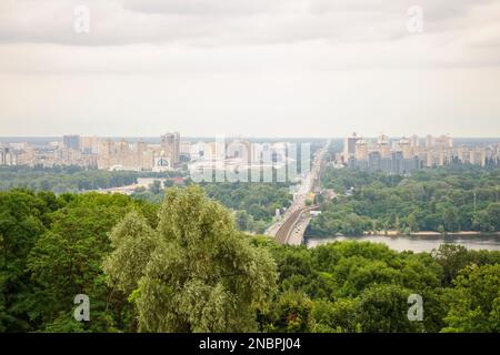 Kiew, Ukraine. Juli 19. 2014. Stadtbild von Kiew, Blick auf das linke Ufer, Brovarsky Prospekt und die Metrobrücke über den Fluss Dnieper. Stockfoto