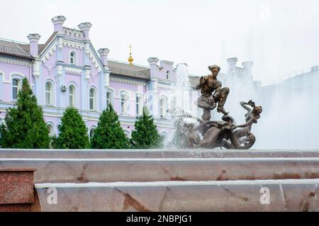 Sumy, Ukraine. August 22. 2014. Sadko-Brunnen mit Skulptur und Wasserkaskade. Banking Academy im Hintergrund. Stockfoto