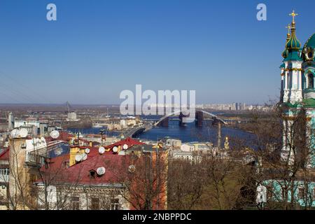 Panorama of the city of Kyiv from a height. View from above on the roofs of Podil. Houses, residential area architecture. Ukrainian capital. Gavansky bridge across the Dnieper river. Stockfoto