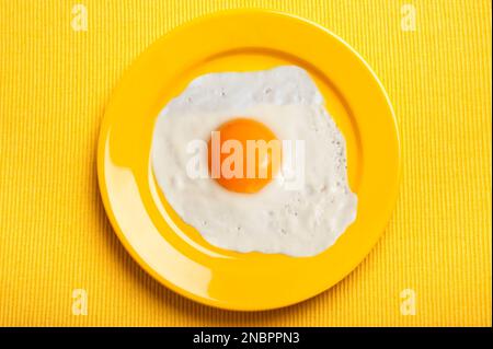 Spiegelei auf einem gelben Teller Stockfoto