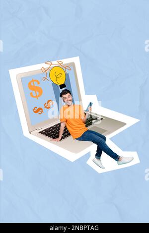 Vertikale Fotocollage Kunstwerk Abbildung eines glücklichen Mannes Freiberufler nutzen moderne Technologie und verdienen Geld isoliert auf gemaltetem Hintergrund Stockfoto