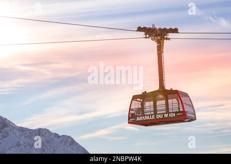 Chamonix Mont Blanc, Frankreich - 28. Januar 2015: Seilbahn von Chamonix zum Gipfel der Aiguille du Midi und rosa Sonnenuntergang Himmel, Französisch Alpen Stockfoto