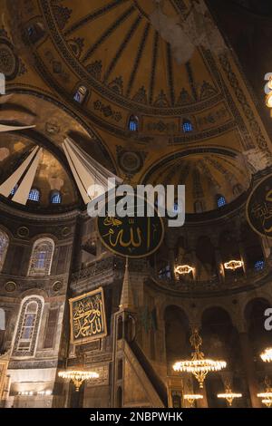 Islamischer vertikaler Hintergrund. Kalligraphie des Namens Allah in der Hagia Sophia oder Ayasofya-Moschee. Istanbul Turkiye - 1.20.2023 Stockfoto