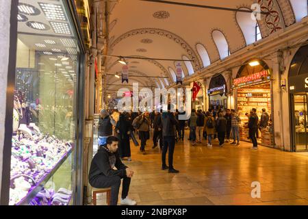 Großer Basar oder Kapalicarsi in Istanbul und Touristen. Bewegungsunschärfe bei den Menschen. Istanbul Turkiye - 12.23.2022 Stockfoto