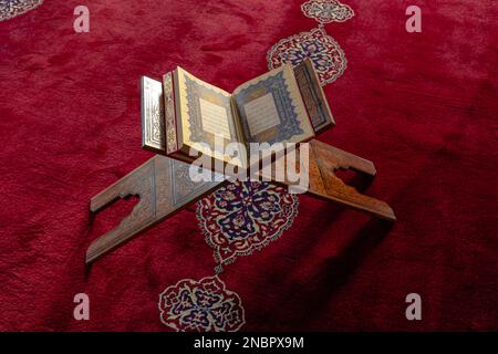 Islamisches oder ramadan-Konzeptfoto. Heiliger Koran auf dem Rednerpult von oben. Kandil- oder Laylat al-qadr-Konzept. Istanbul Turkiye - 1.18.2023 Stockfoto