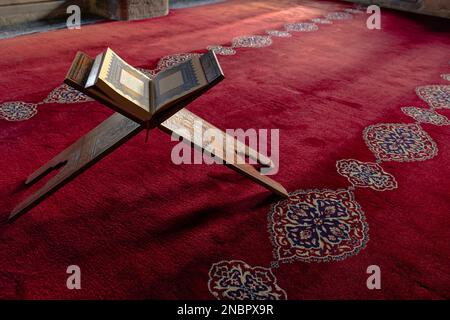 Islamisches Foto. Der Heilige Koran oder Kuran-i Kerim auf dem Rednerpult in einer Moschee. Ramadan- oder kandil- oder Laylat al-qadr-Konzept. Istanbul Turkiye - 1.18.2023 Stockfoto