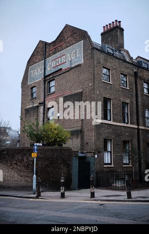 Nehmen Sie das „Courage Ghost“-Schild am Giebelende von Take Courage House, Park Street, Borough Market, das rund 1955 km von den Zügen der London Bridge aus zu sehen ist. Stockfoto