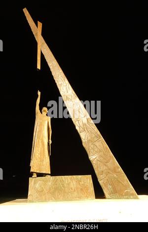 Staute von Pythagoras bei Nacht im Hafen von Pythagoreio auf der Insel Samos aufgenommen, wo Pythagoras geboren wurde Stockfoto