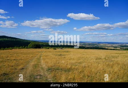 Natur im Naturschutzgebiet Dörnberg. Blick auf die umliegende Landschaft in der Nähe von Kassel. Stockfoto
