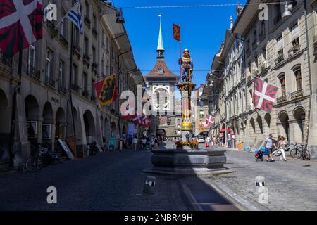 BERN, SCHWEIZ, 23. JUNI 2022 - Blick auf den Zahringer Brunnen und den Uhrturm (Zytlogge) im Hintergrund im historischen Zentrum der Stadt Stockfoto