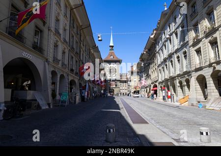 BERN, SCHWEIZ, 23. JUNI 2022 - Blick auf die Kramgasse, eine der Hauptstraßen der Berner Altstadt, mit Uhrturm Zytglogge, Schweiz Stockfoto
