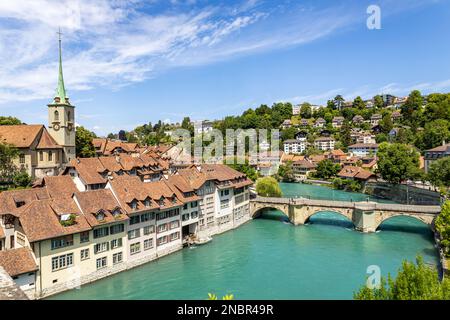 BERN, SCHWEIZ, 23. JUNI 2022 - Blick auf die Untertorbrücke (Untertorbrücke) und die antiken Gebäude am Fluss Aar in Bern, Schweiz Stockfoto